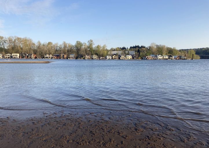 houseboats near Ross Island